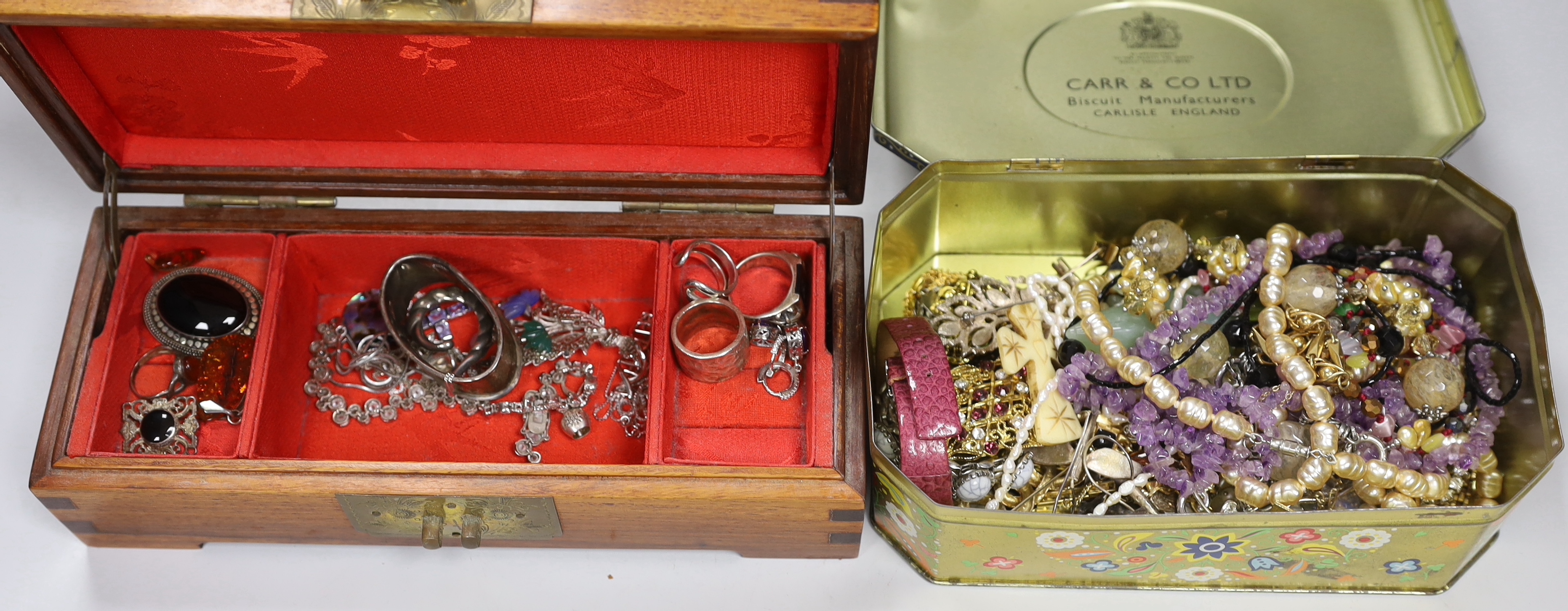 A group of assorted jewellery including costume and 925 rings and a bracelet.